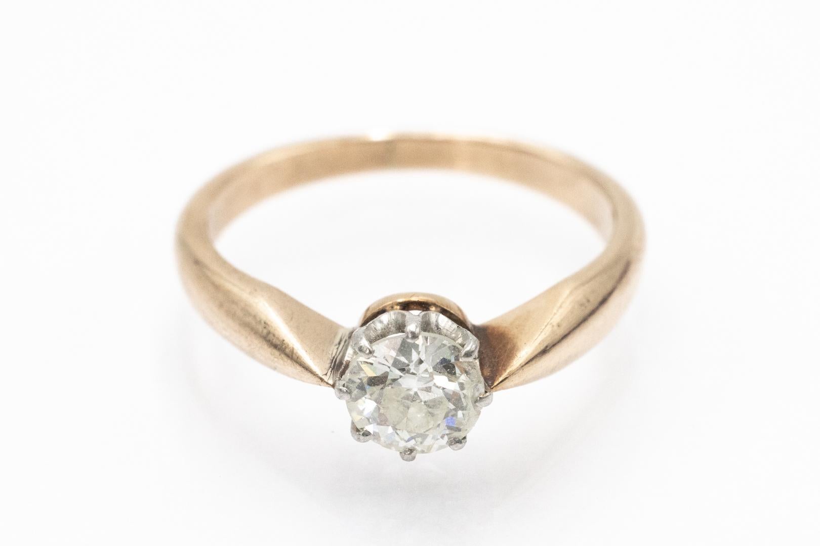 Bague solitaire avec un diamant de taille ancienne.

La bague est fabriquée en or jaune 14 carats (0,585).

Serti au centre d'un diamant taille ancienne de 0,86 ct (couleur M-N, pureté I1).

Taille : 18 (58) - se renseigner sur le