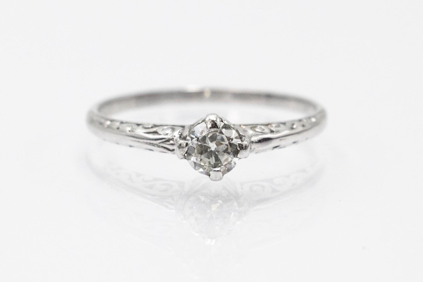 Bague avec diamant de taille ancienne en or blanc 18 carats (titre 0,750). Diamant en taille brillant ancienne pesant 0,25 ct (pureté VS, couleur H). Bague solitaire ancienne avec rail gravé, idéale comme bague de fiançailles.

Taille : 11 (51) - se