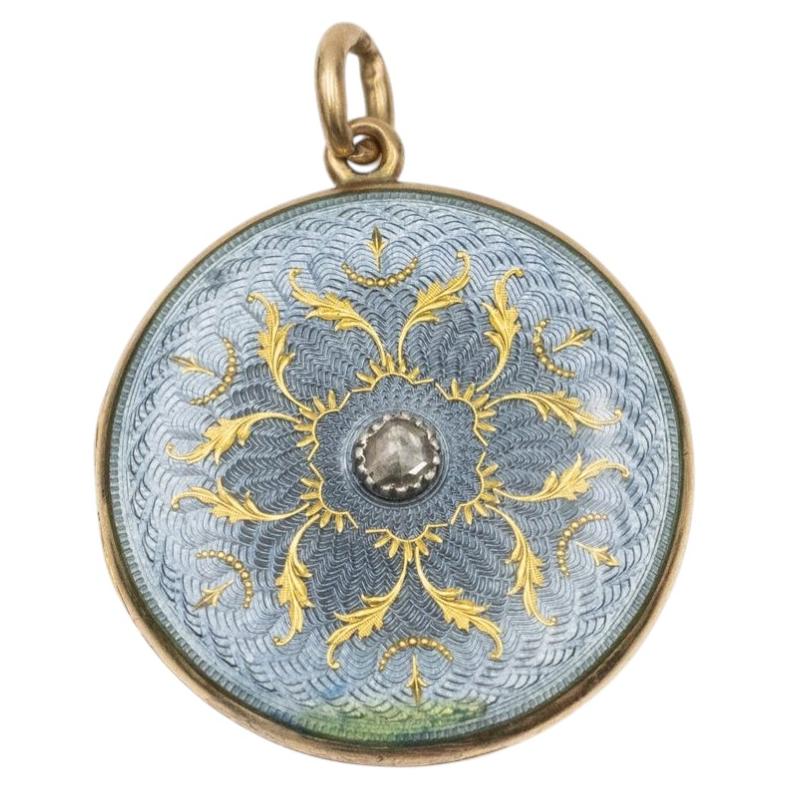 Colgante antiguo de oro, medallón con esmalte guilloché azul y un diamante de talla rosa