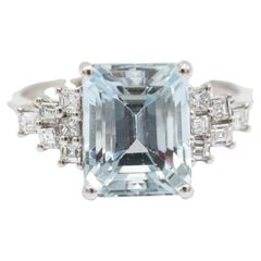 Bague contemporaine en or blanc 18 carats, sertie d'une aigue-marine de 4,00 carats et de diamants