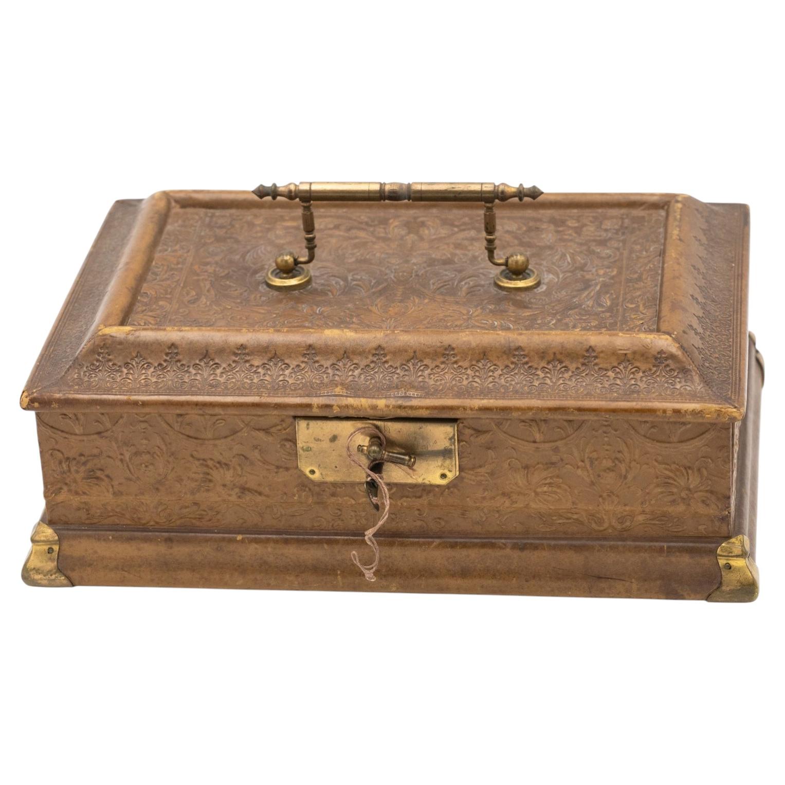 Antique leather jewelry box, early 20th century, Western Europe. For Sale