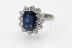 Exclusive white gold ring with a natural sapphire and 1.20 ct diamonds.