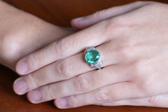 Platinum ring with an impressive Colombian emerald and diamonds
