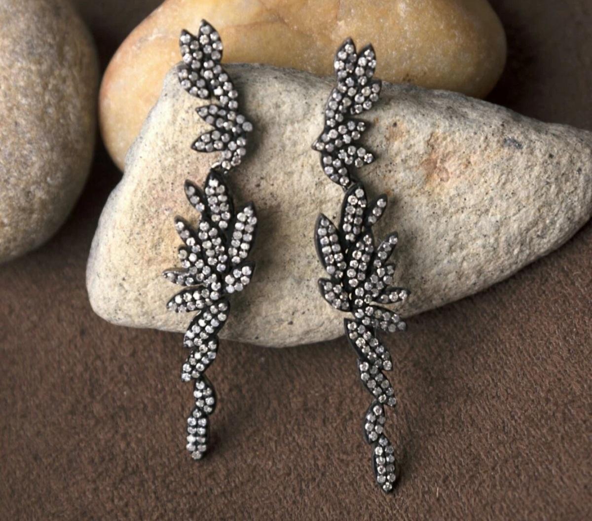  Orecchino con diamante naturale ad ala in argento 925 Regalo di compleanno con diamante.

Peso totale dei carati
1.75 - 1.99
Stile
Goccia/Dondolo
Metallo di base
Argento Sterling, 925 parti per 1000
Fissaggio
Farfalla
Purezza del metallo
925 parti
