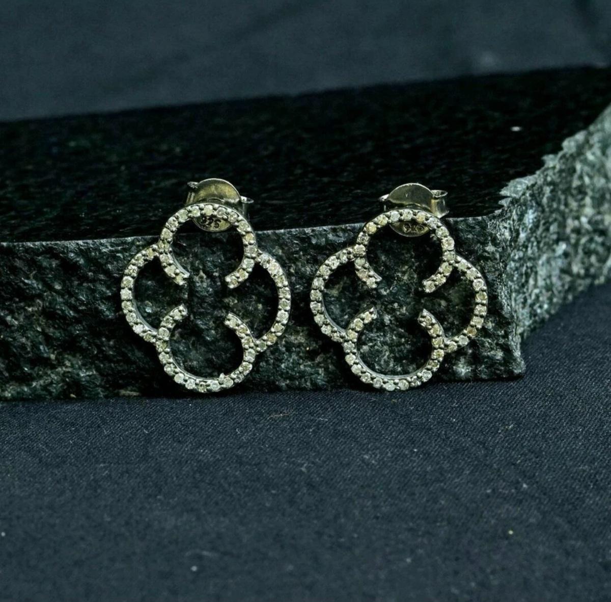 Art Déco Orecchino a trifoglio Orecchino portafortuna Orecchini in argento 925 con pavé di diamanti per Natale in vendita