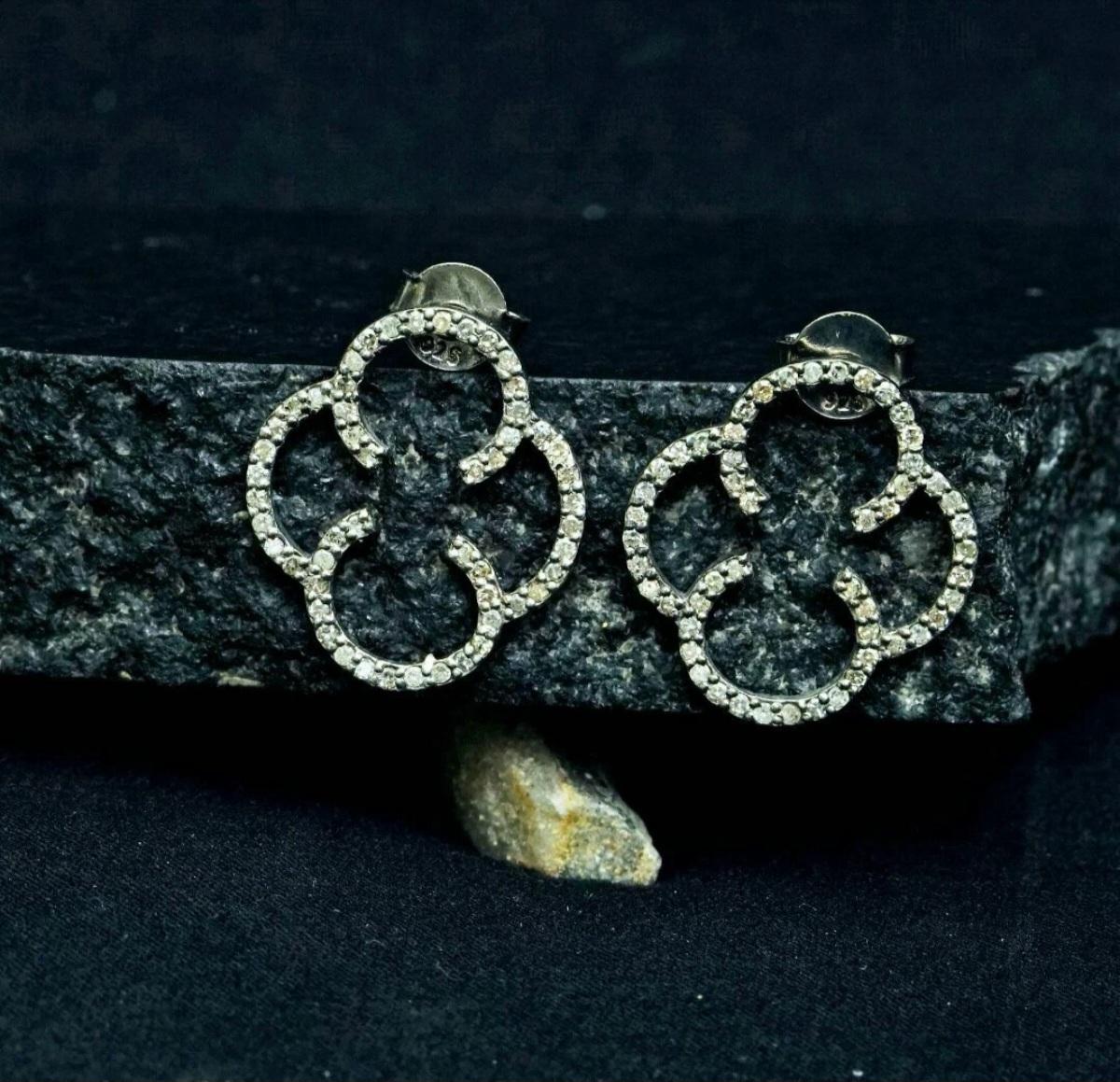 Orecchino a trifoglio Orecchino portafortuna Orecchini in argento 925 con pavé di diamanti per Natale

Metallo
Argento
Forma della pietra principale A. Stone
Rotondo
Forma dell'orecchino
Trifoglio
Tipo
Orecchini
Pietra principale
Diamante
Peso
