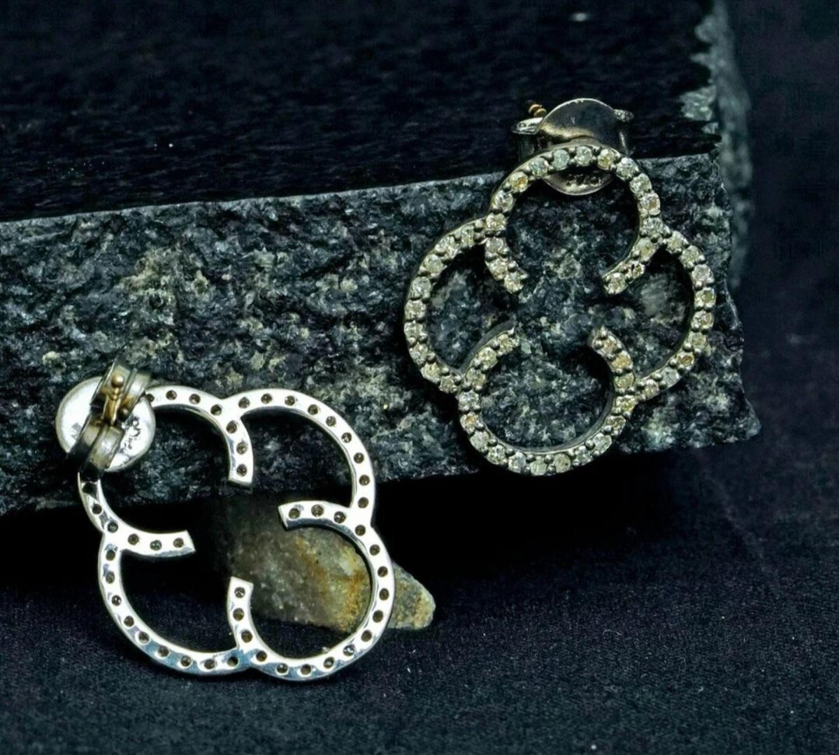 Taglio rotondo Orecchino a trifoglio Orecchino portafortuna Orecchini in argento 925 con pavé di diamanti per Natale in vendita