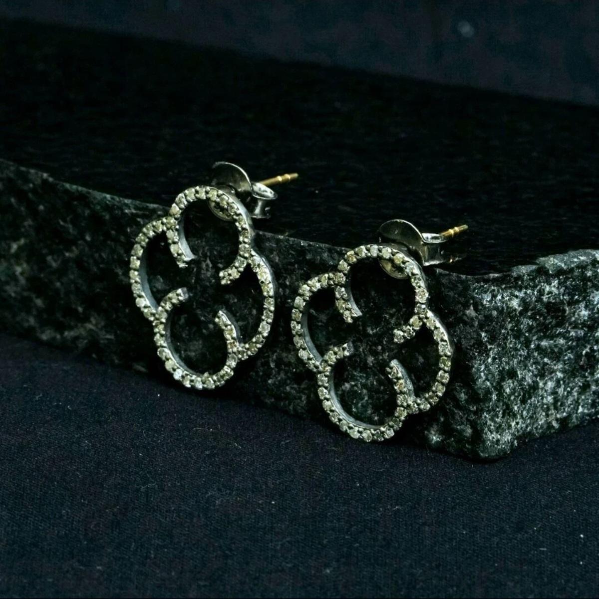 Orecchino a trifoglio Orecchino portafortuna Orecchini in argento 925 con pavé di diamanti per Natale In condizioni Nuovo in vendita a Chicago, IL