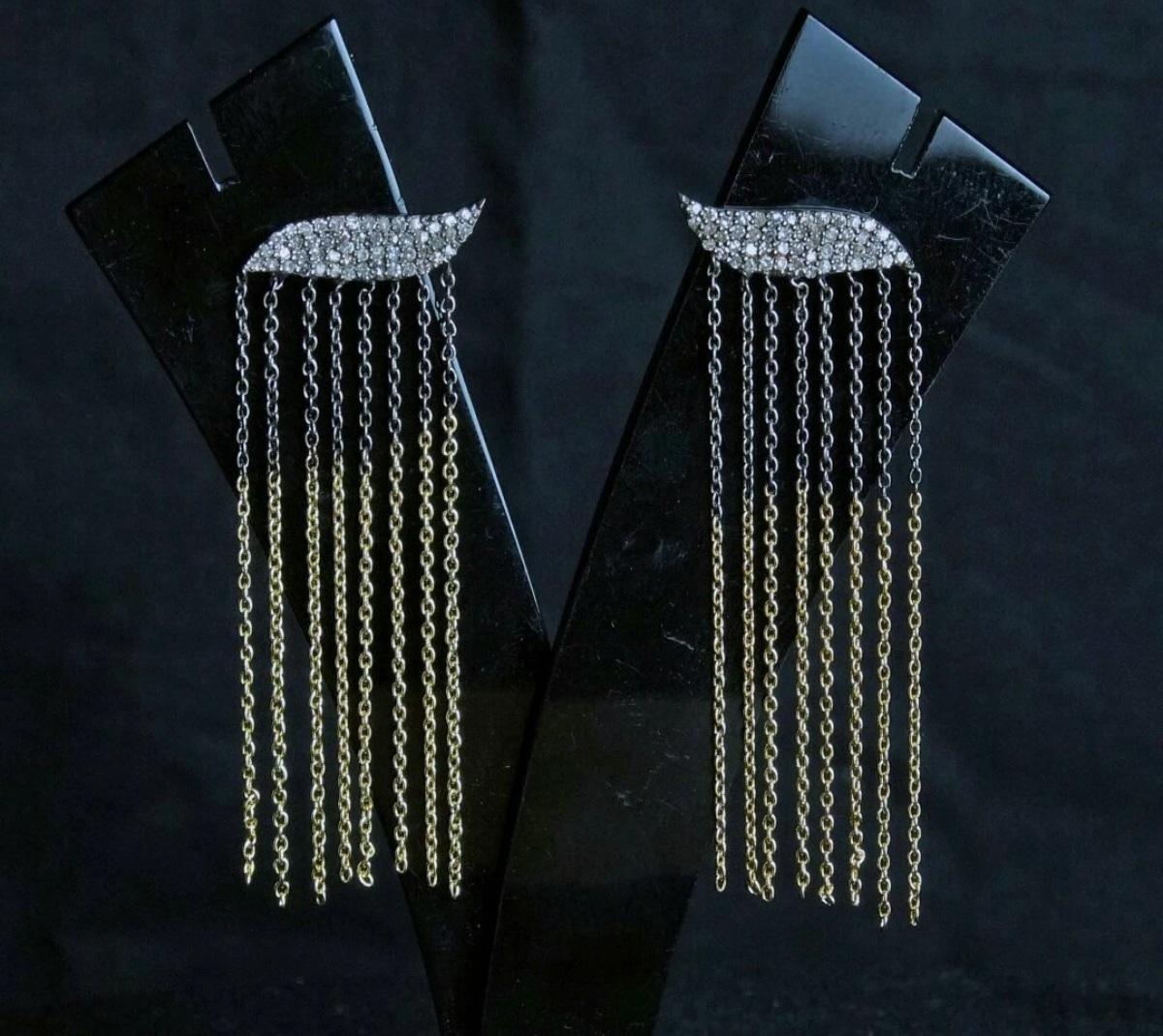 Orecchino con diamante e nappina Orecchino lampadario in argento 925 Orecchino da donna Regalo di moda.

Stile
Lampadario
Metallo di base
Argento Sterling, 925 parti per 1000
Fissaggio
Farfalla
Dimensione
50x20 mm circa
Purezza del metallo
925 parti
