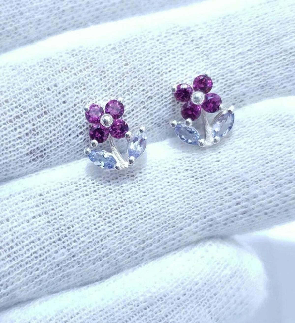 Art Déco Orecchini a forma di fiore di granato viola in argento 925 con borchia di tanzanite per il regalo di Natale in vendita