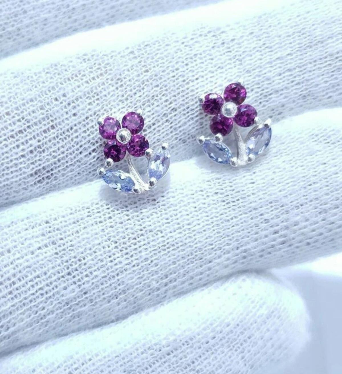 Taglio rotondo Orecchini a forma di fiore di granato viola in argento 925 con borchia di tanzanite per il regalo di Natale in vendita