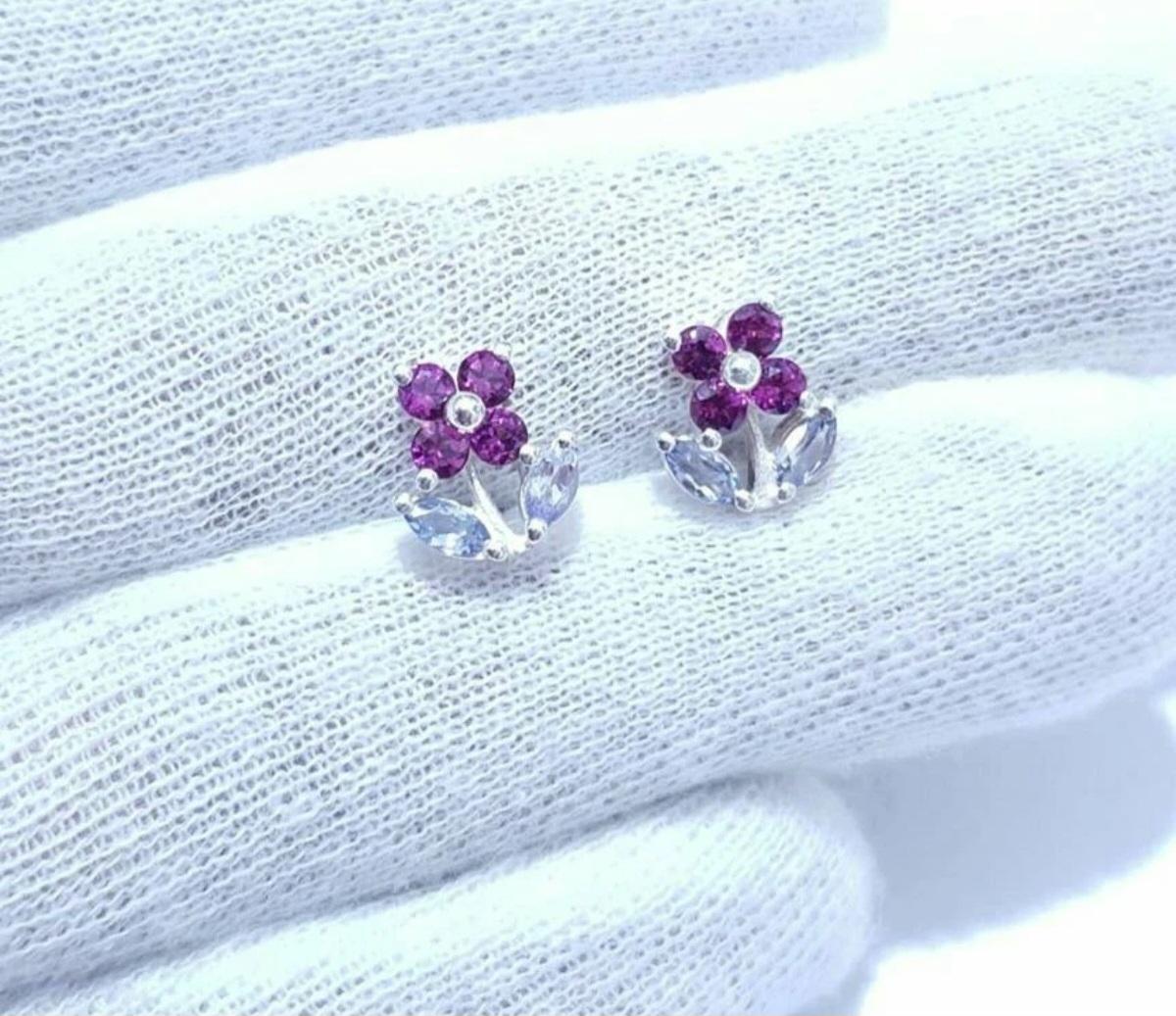 Orecchini a forma di fiore di granato viola in argento 925 con borchia di tanzanite per il regalo di Natale In condizioni Nuovo in vendita a Chicago, IL