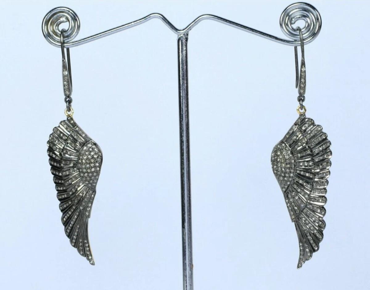 Taglio rotondo Orecchino con charme ad ala Pave Diamond in argento 925 Orecchino con charme a forma di diamante per Natale. in vendita