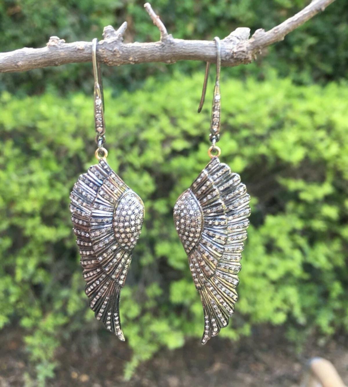 Orecchino con charme ad ala Pave Diamond in argento 925 Orecchino con charme a forma di diamante per Natale.

Stile
Goccia/Dondolo
Metallo di base
Argento fine, 925 parti per 1000
Fissaggio
Gancio
Purezza del metallo
925 parti per