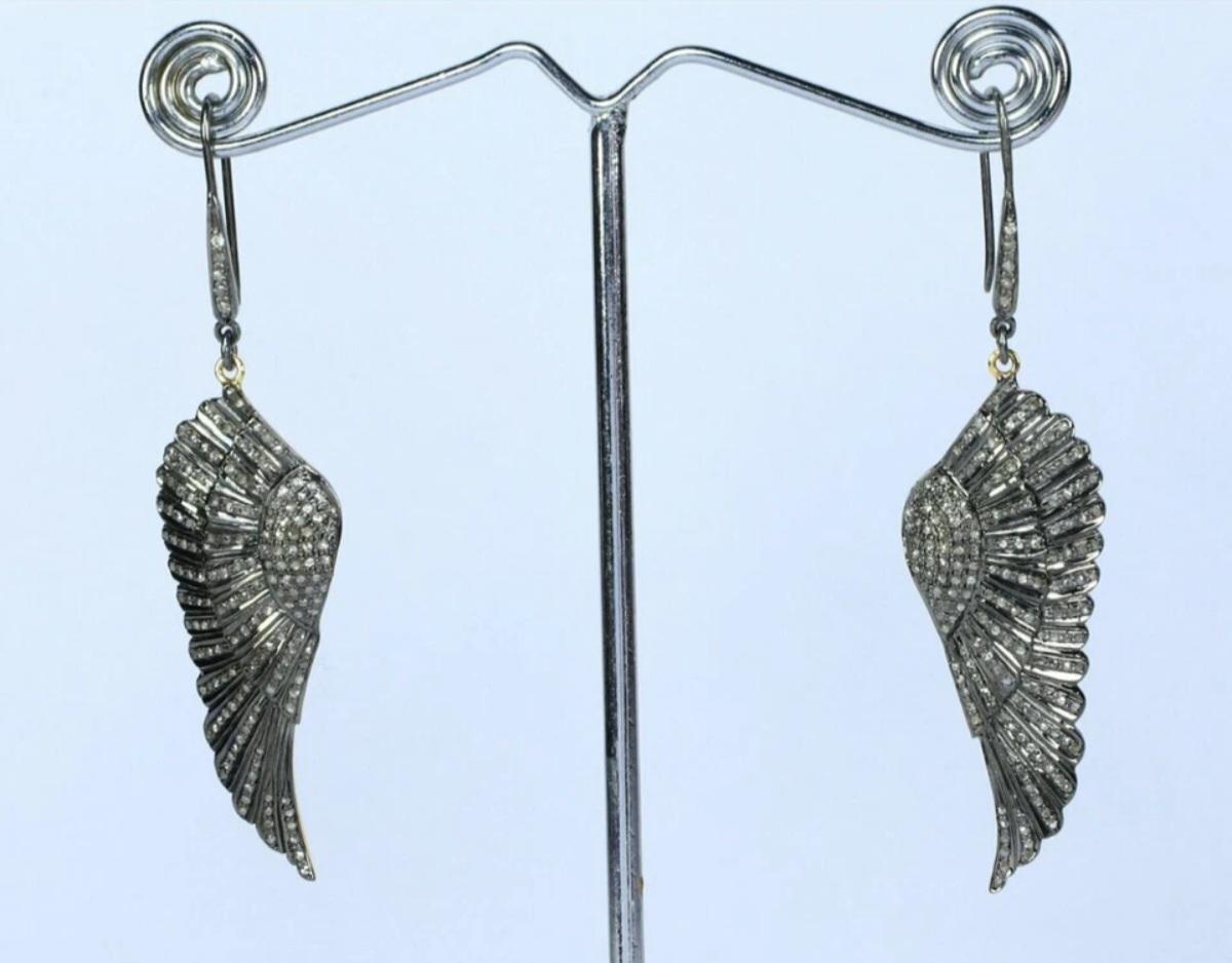 Orecchino con charme ad ala Pave Diamond in argento 925 Orecchino con charme a forma di diamante per Natale. In condizioni Nuovo in vendita a Chicago, IL