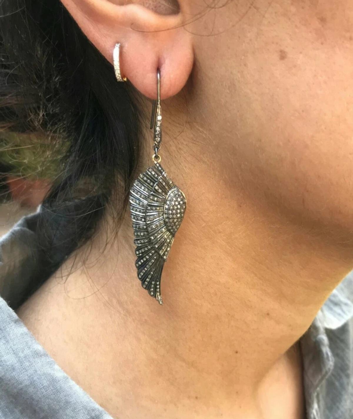 Art Déco Orecchino con charme ad ala Pave Diamond in argento 925 Orecchino con charme a forma di diamante per Natale. in vendita