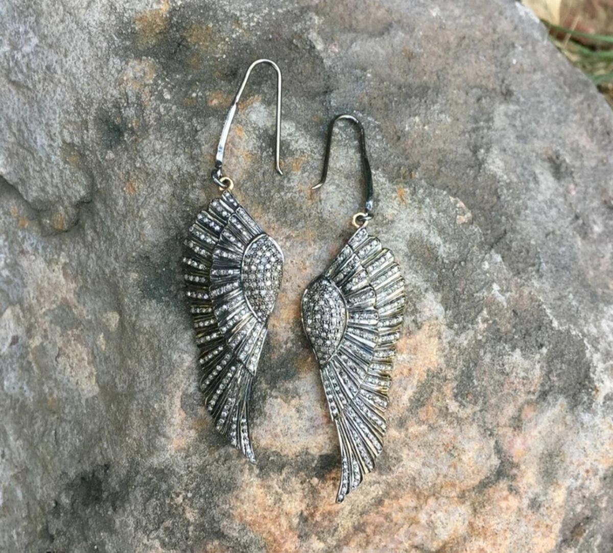 Orecchino con charme ad ala Pave Diamond in argento 925 Orecchino con charme a forma di diamante per Natale. in vendita 1