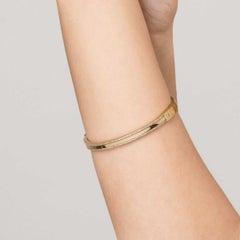 Pulsera tipo brazalete de plata de ley 925 para mujer con diamantes en pavé natural.