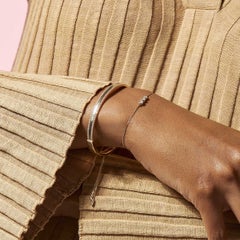 Pulsera tipo brazalete de plata de ley 925 para mujer con diamantes en pavé natural.