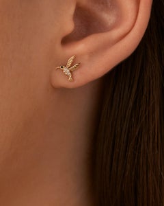 Ohrstecker aus 14-karätigem Massivgold mit natürlichen Pavé-Diamanten in Form kleiner Vögel.