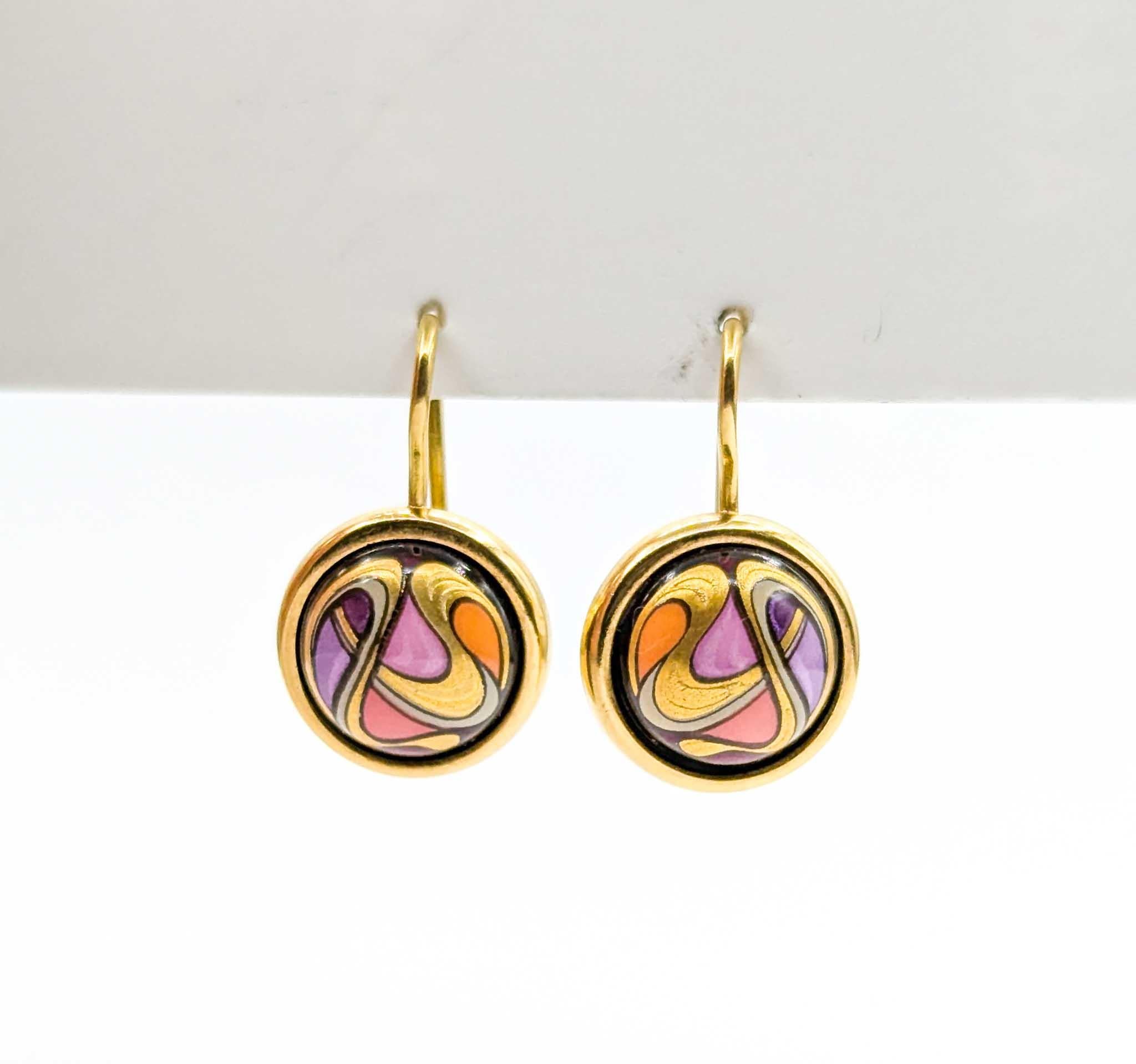 Boucles d'oreilles en émail Freywille doré

Voici ces exquises boucles d'oreilles en or, fabriquées en or jaune 18 carats et représentant l'art enchanteur de la collection Alphonse Mucha de Freywille. Les boucles d'oreilles mettent en valeur le