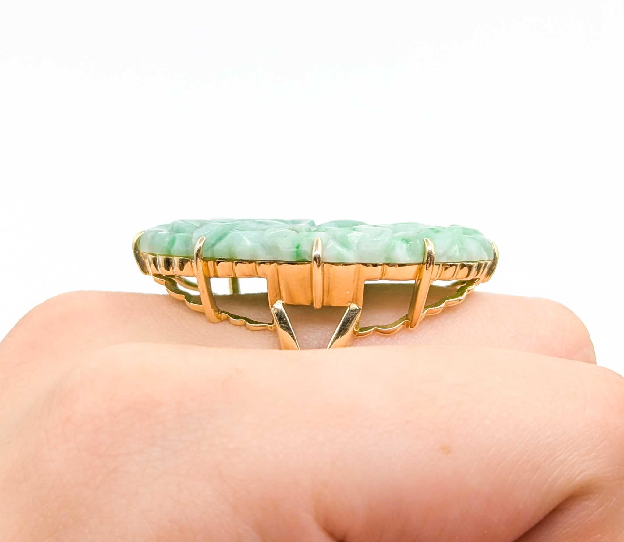 Taglio ovale Squisito anello di giada e oro 14k in vendita