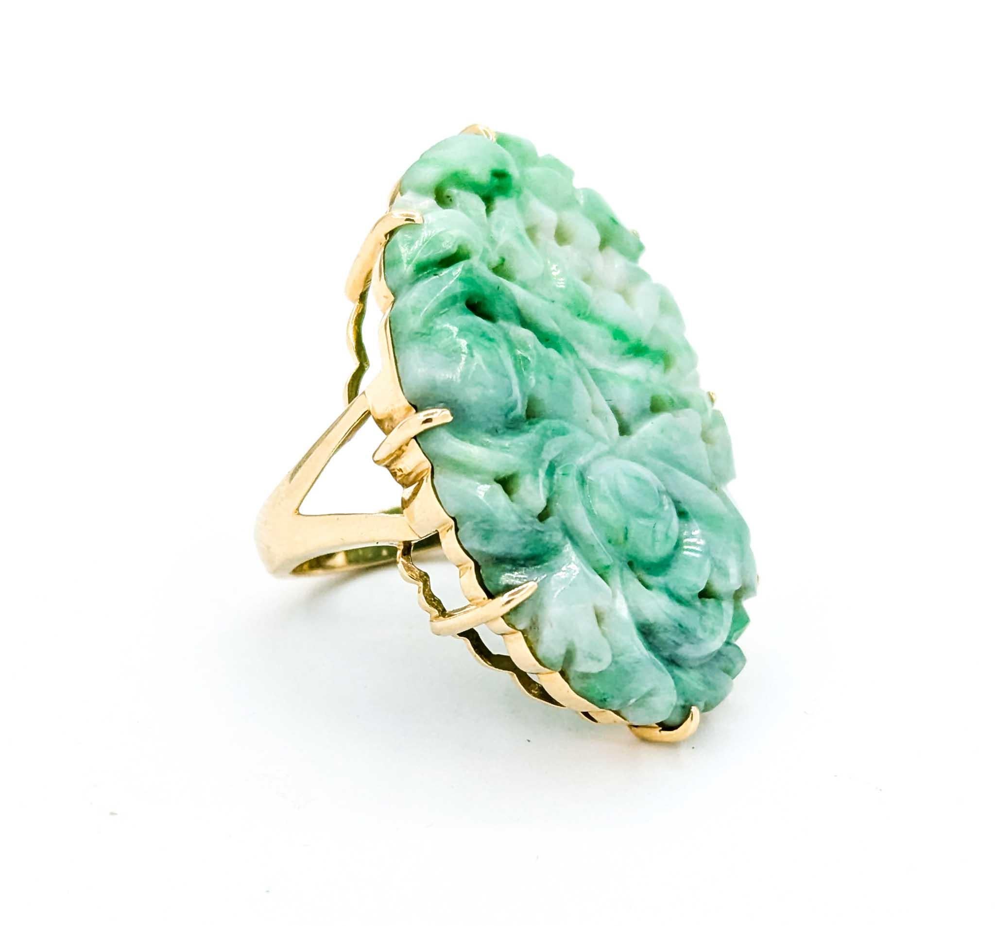 Ti presentiamo questo squisito anello di giada, sapientemente realizzato in oro giallo 14k con un design floreale intagliato vintage. L'anello presenta una gemma di giada splendidamente lucidata, incastonata con eleganza per mettere in risalto la