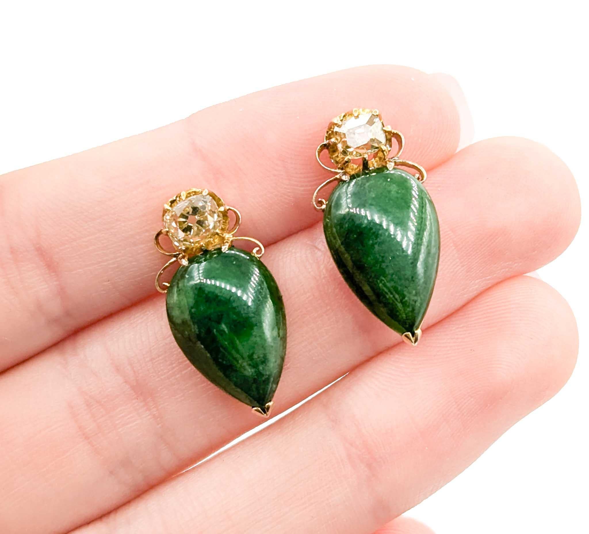 Boucles d'oreilles en or jaune 9k avec diamants et jade en vente 1