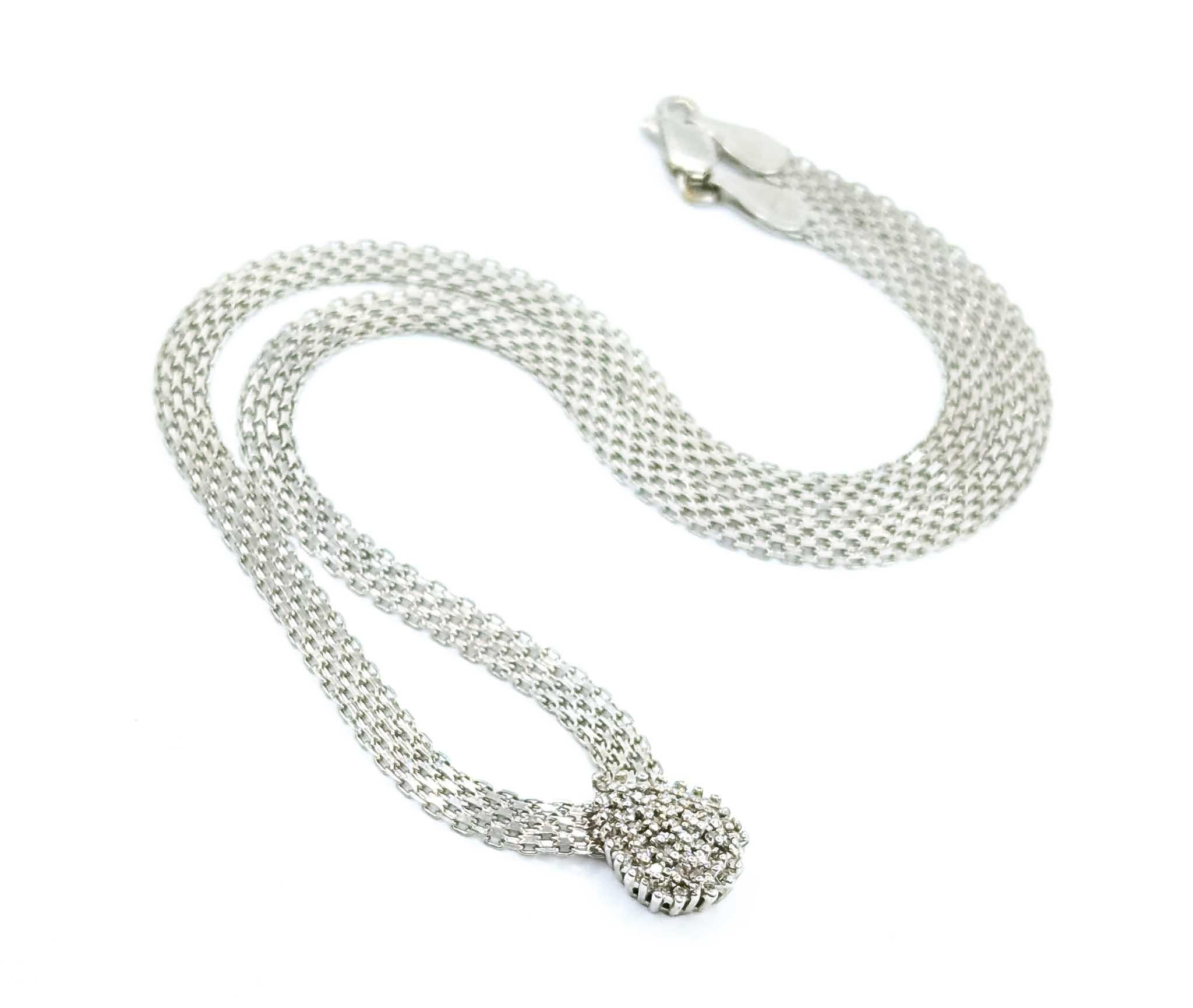 Collana di diamanti in oro bianco 10 carati

Ti presentiamo questa squisita collana di diamanti, meticolosamente realizzata in oro bianco 10 carati. La collana presenta un design a goccia senza tempo, con un'incredibile serie di diamanti da .25