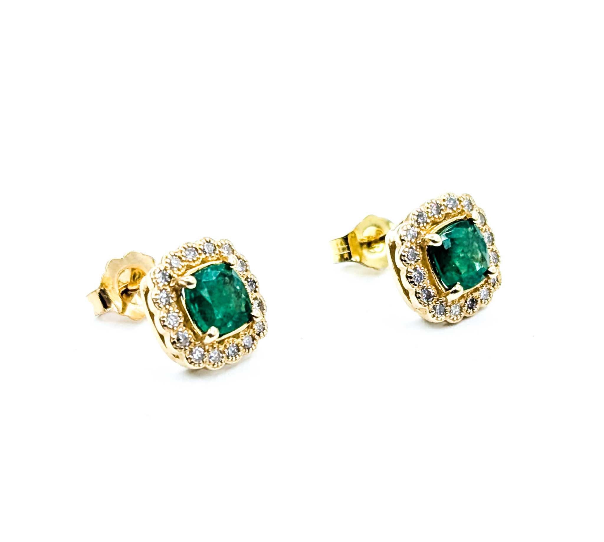 Boucles d'oreilles en or jaune 14k avec émeraudes et diamants

Voici ces boucles d'oreilles exquises en émeraude et diamant, méticuleusement réalisées en or jaune 14k lustré par Effy. Ces superbes boucles d'oreilles présentent un design captivant