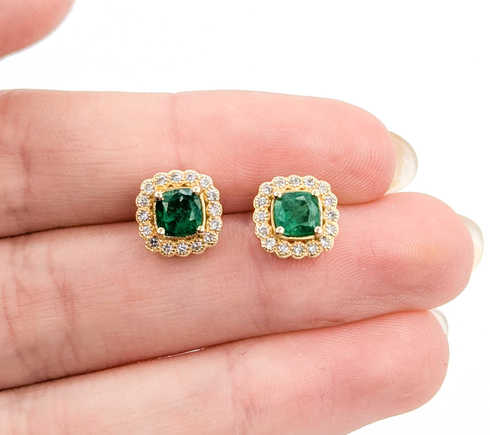 Taille coussin Boucles d'oreilles en or jaune 14k avec émeraudes et diamants en vente
