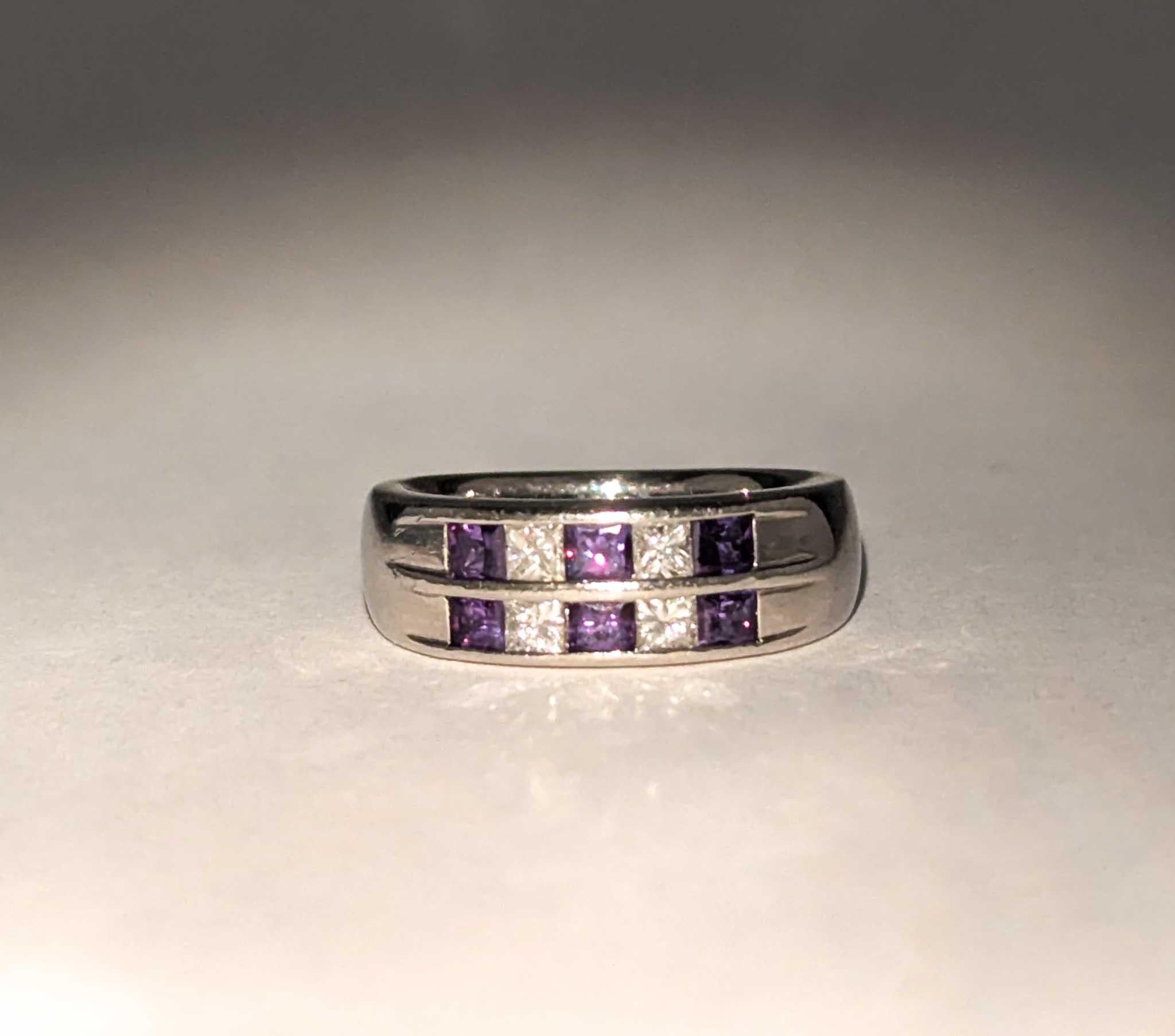 Anello in platino con alessandrite e diamanti

Ti presentiamo questo squisito anello con alessandrite, magistralmente realizzato in platino 900pt e impreziosito da una splendida serie di pietre preziose. Il cuore dell'anello è costituito da