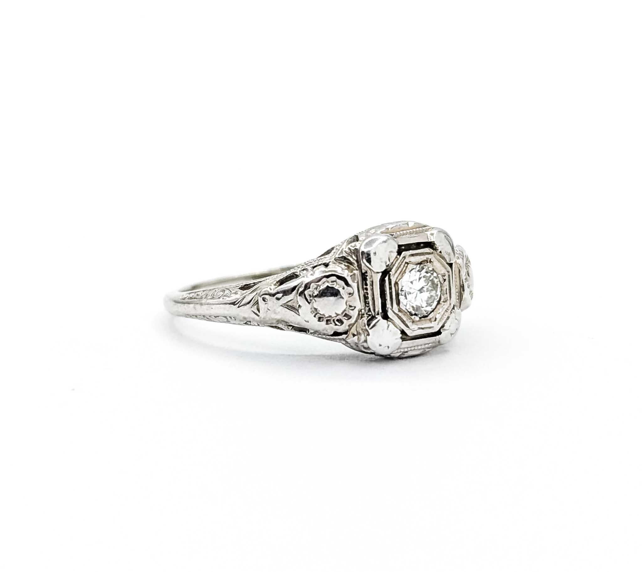 Ti presentiamo questo squisito anello realizzato in oro bianco 18 carati con un design a filigrana. L'anello presenta uno splendido diamante da 0,12 carati, splendidamente incastonato per esaltarne la brillantezza. I dettagli intricati della