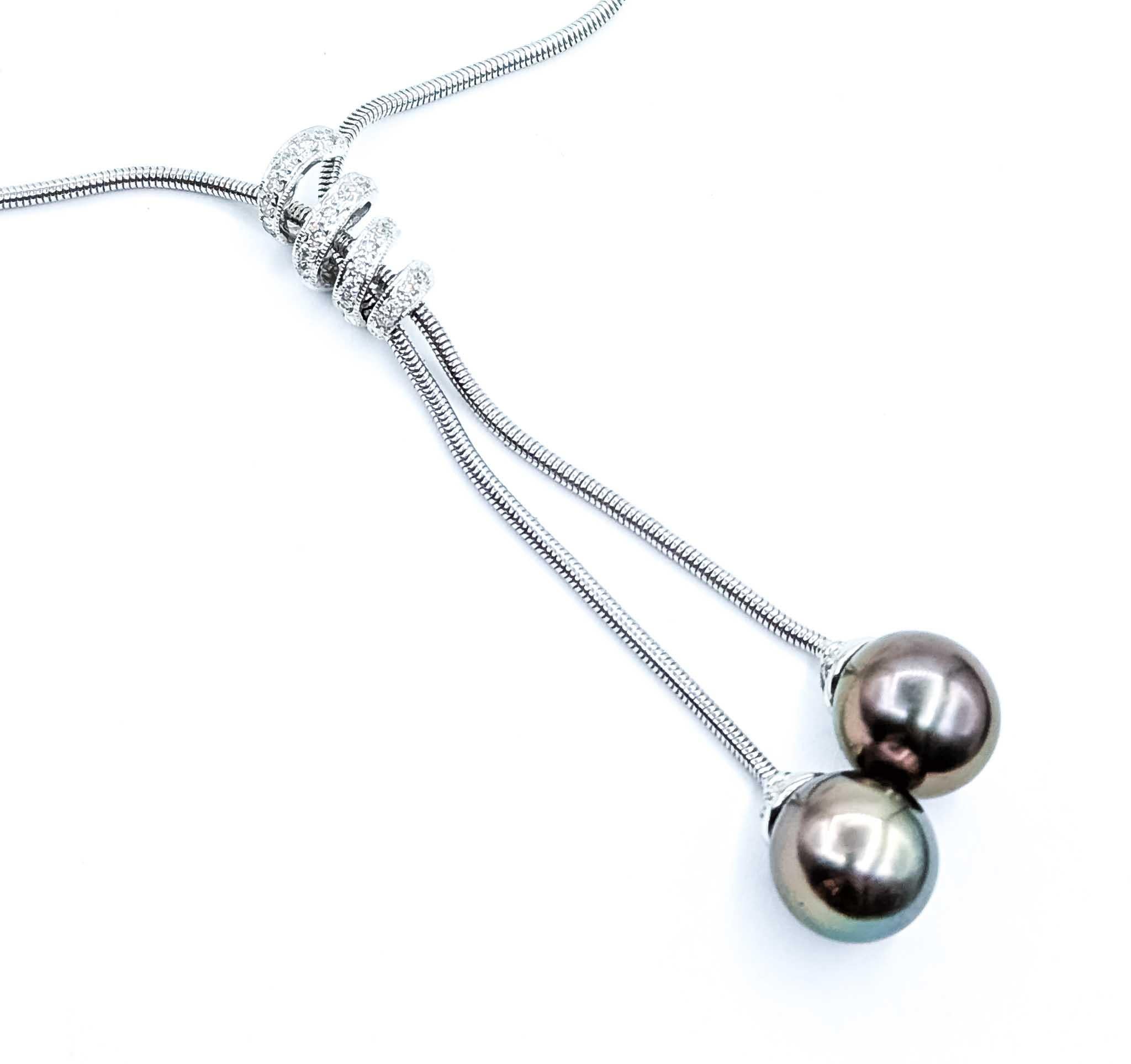 Ti presentiamo questa squisita collana di perle realizzata in oro bianco 18 carati, che mostra un'armoniosa miscela di eleganza e raffinatezza. Questo splendido pezzo presenta perle di Tahiti da 11 mm, rinomate per la loro lucentezza profonda e