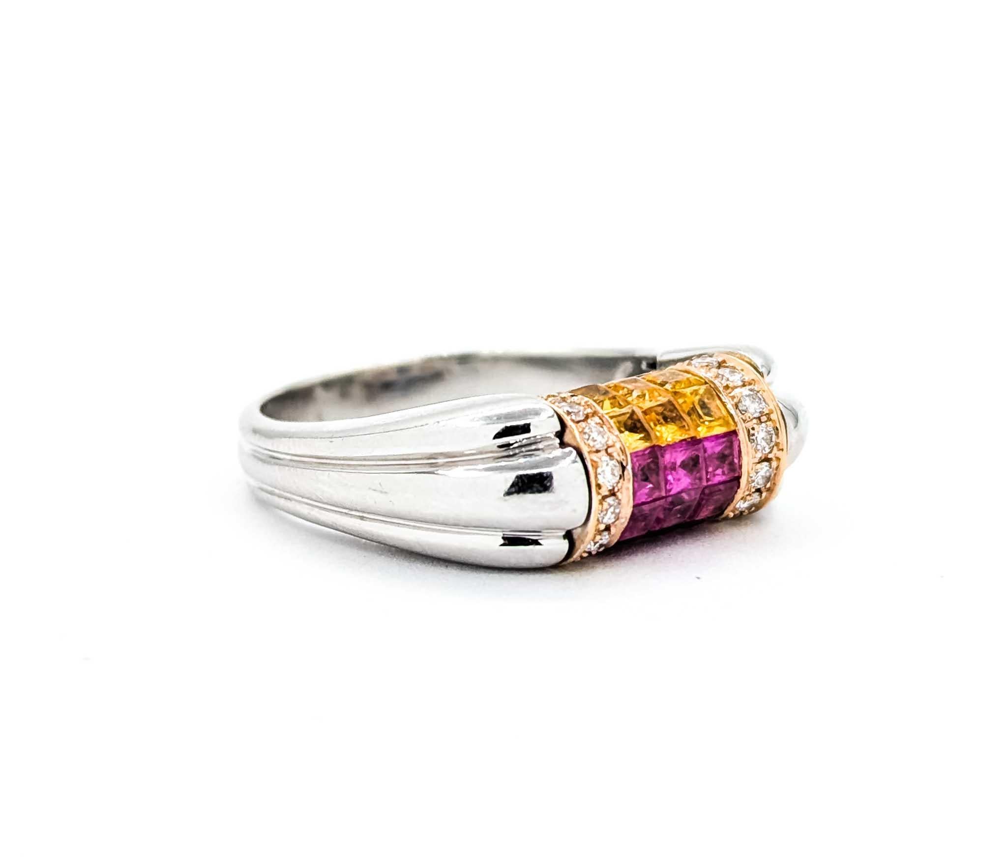 Questo squisito anello con zaffiro e diamante è realizzato in oro bianco 18 carati. L'anello presenta un design seducente, ornato da un'armoniosa miscela di zaffiri blu, rosa e gialli, per un totale di 1,25 carati. Elegantemente incastonati in uno