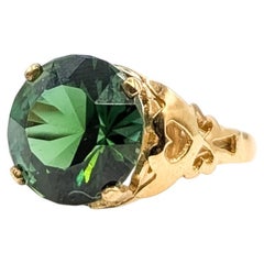 Anillo solitario de turmalina verde con filigrana en oro amarillo de 14k