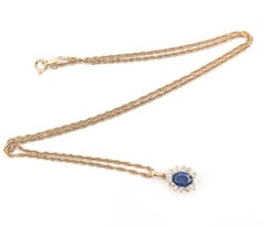 Collar con colgante de zafiro azul y halo de diamantes en oro amarillo de 14k, GIA 2235986131