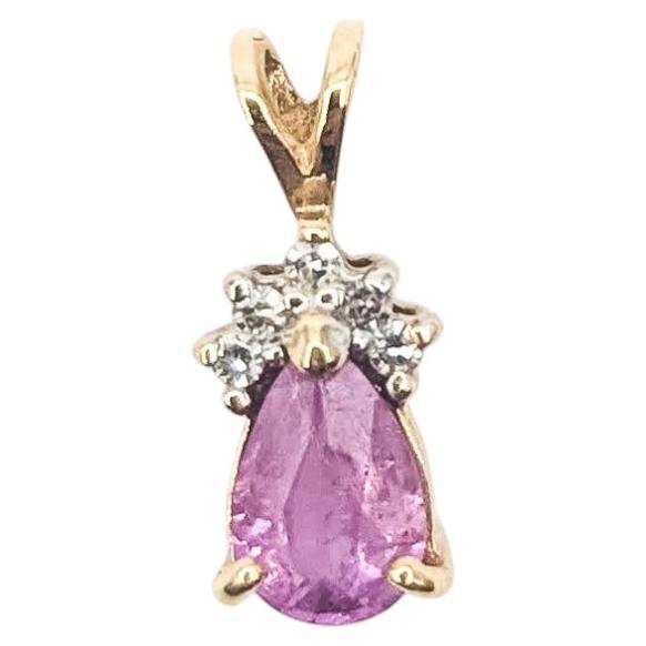 Pendentif en or jaune 14 carats serti d'un saphir rose non traité de forme poire et de diamants - GIA 72