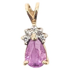 Pendentif en or jaune 14 carats serti d'un saphir rose non traité de forme poire et de diamants - GIA 72