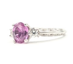 Aufwendig gearbeiteter Ring aus Platin mit drei Steinen: rosa Saphir und Diamanten – GIA 1206575953