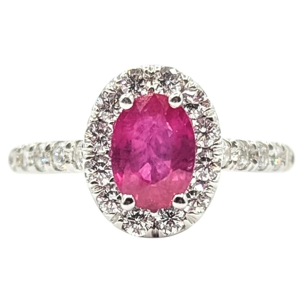 Anillo con rubí ovalado y halo de diamantes en oro blanco de 18k - GIA 2235939211