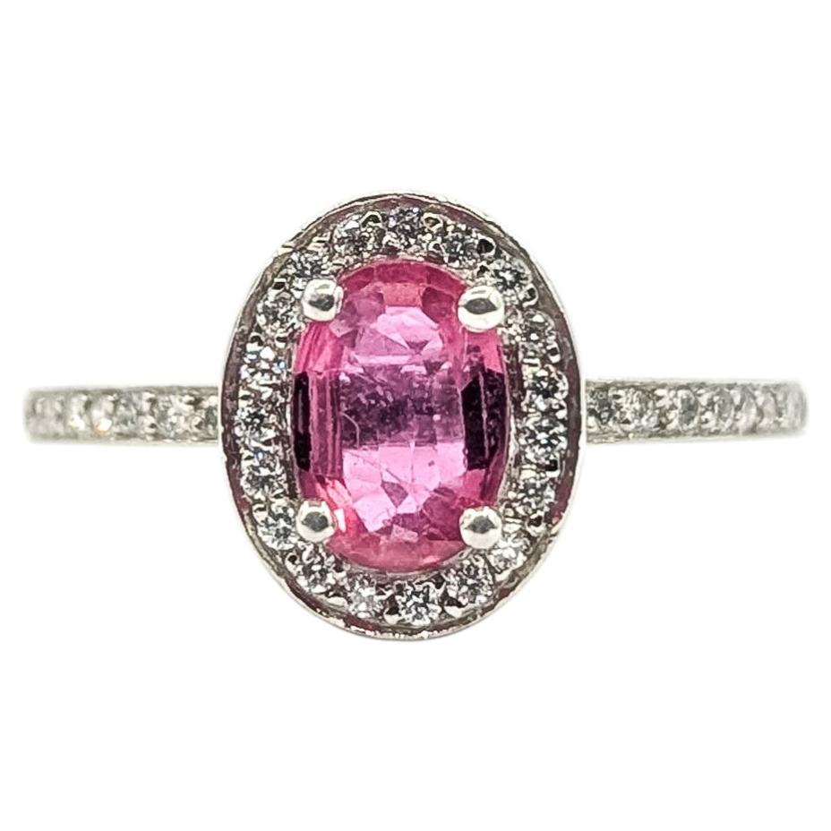 Anello in platino con zaffiro rosa ovale e diamanti a corona