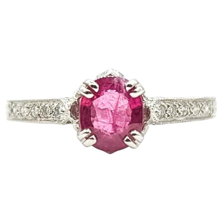 Bague en or blanc 18 carats sertie de rubis et de diamants en milgrain en vente