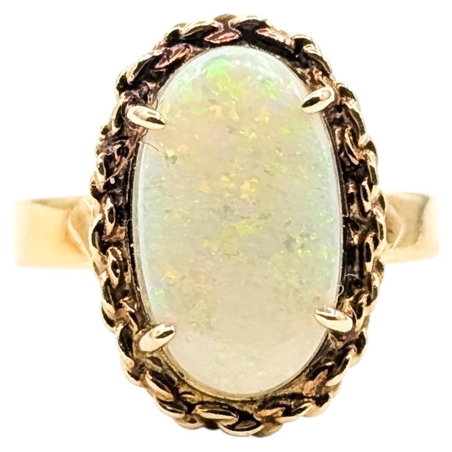 Anello da cocktail vintage con opale bianco australiano in oro giallo 14k in vendita