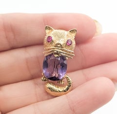 Verspielte Katzenbrosche aus Rubin und Amethyst im Mid-Century-Stil aus 14-karätigem Gelbgold