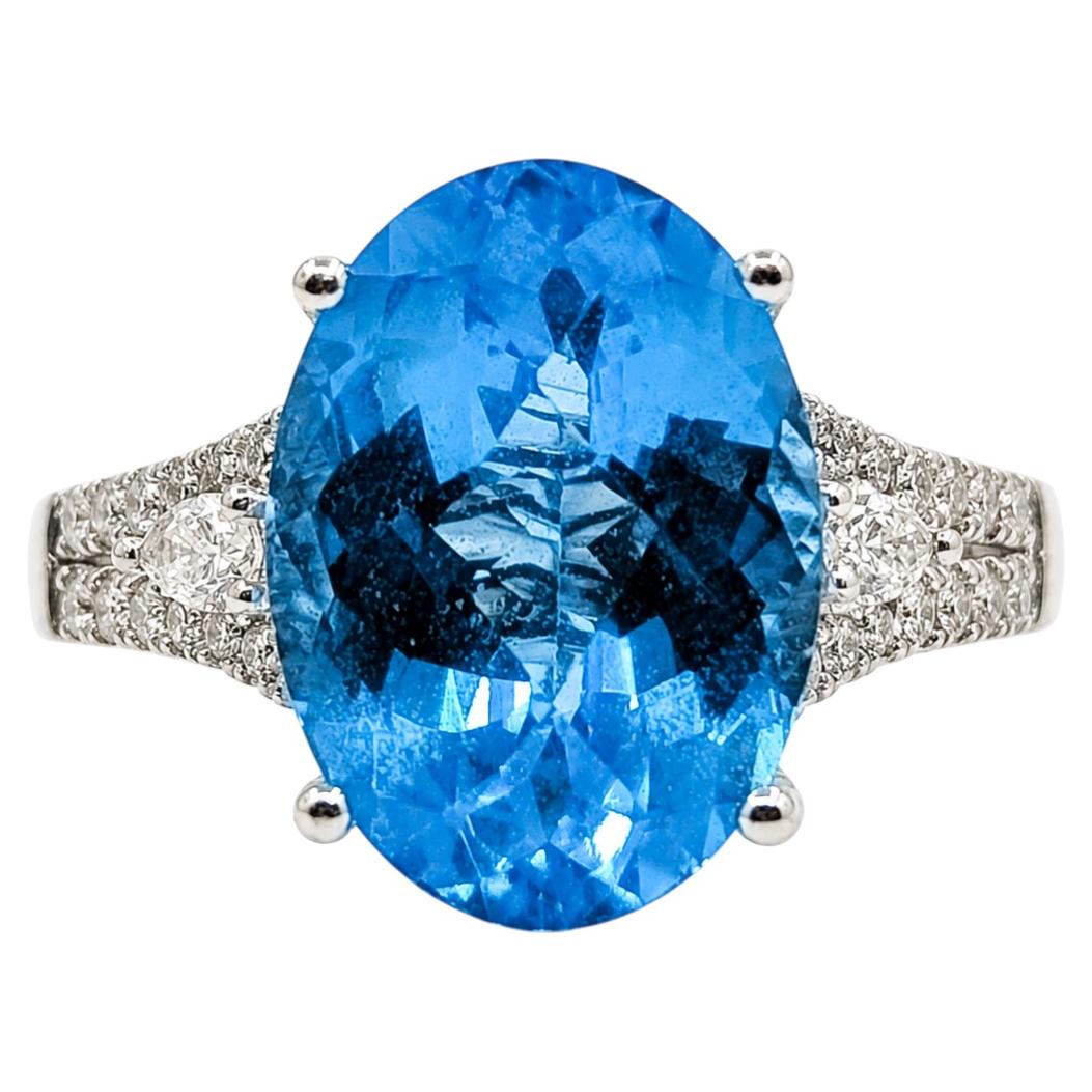 Anello con topazio blu e diamanti, con montatura a doppia fascia, in oro bianco 14k in vendita