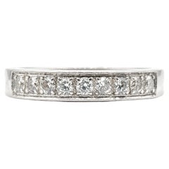 Anillo de banda con diamantes en oro blanco de 18k