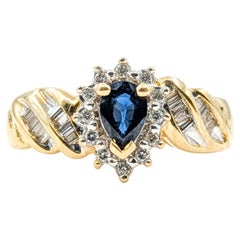 Anillo «bypass» con zafiro «Midnight» y halo de diamantes, en oro amarillo de 10k