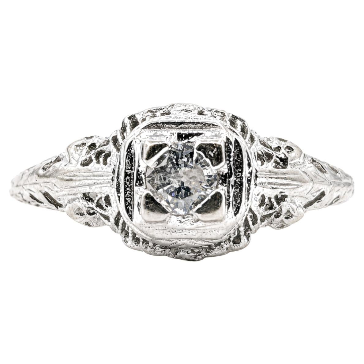 Anillo Art Déco con filigrana de diamantes en oro blanco de 14k en venta