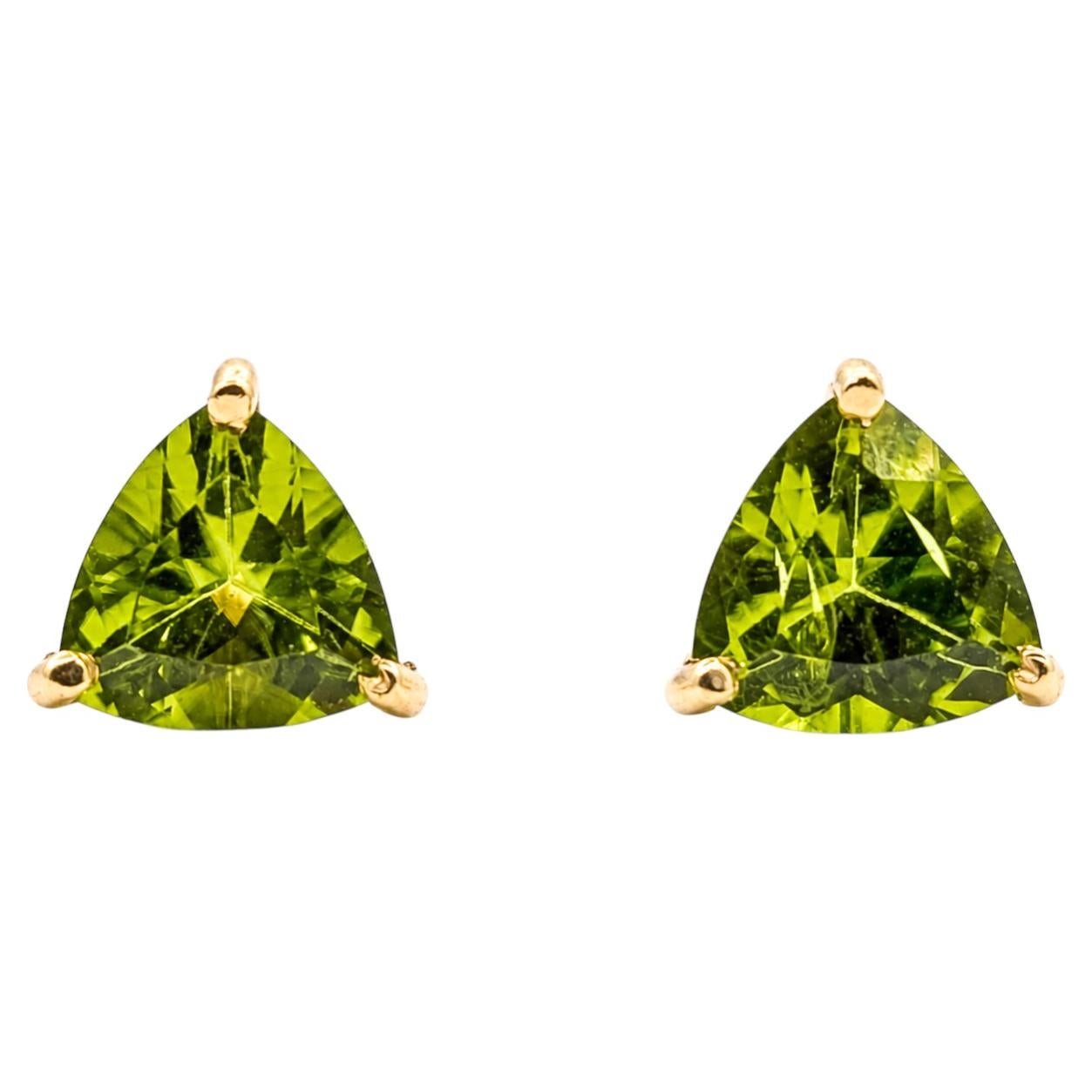 Peridot-Ohrstecker mit Trillion-Schliff aus 14-karätigem Gelbgold im Angebot